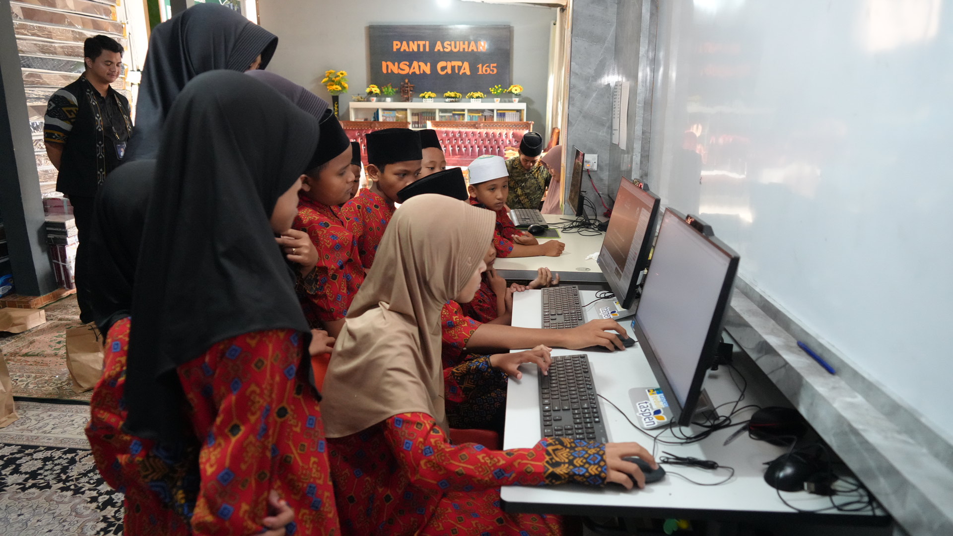 Rayakan Hari Kartini dan HUT ke-63, TASPEN Salurkan Bantuan Sosial dan Fasilitas Belajar bagi Ratusan Anak Panti Asuhan