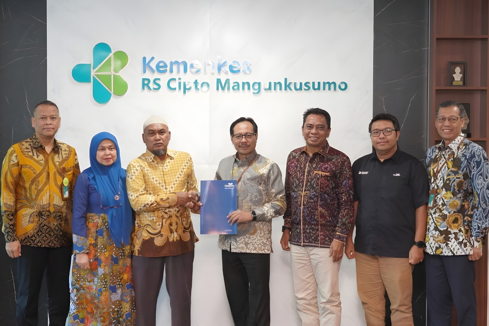 TASPEN Salurkan Manfaat Bagi Nakes RSCM Korban Kecelakaan Kereta Bekasi Timur
